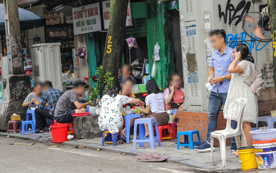 Nhiều h&agrave;ng qu&aacute;n vẫn lơ l&agrave; trong ph&ograve;ng chống dịch Covid-19 - Ảnh 5.