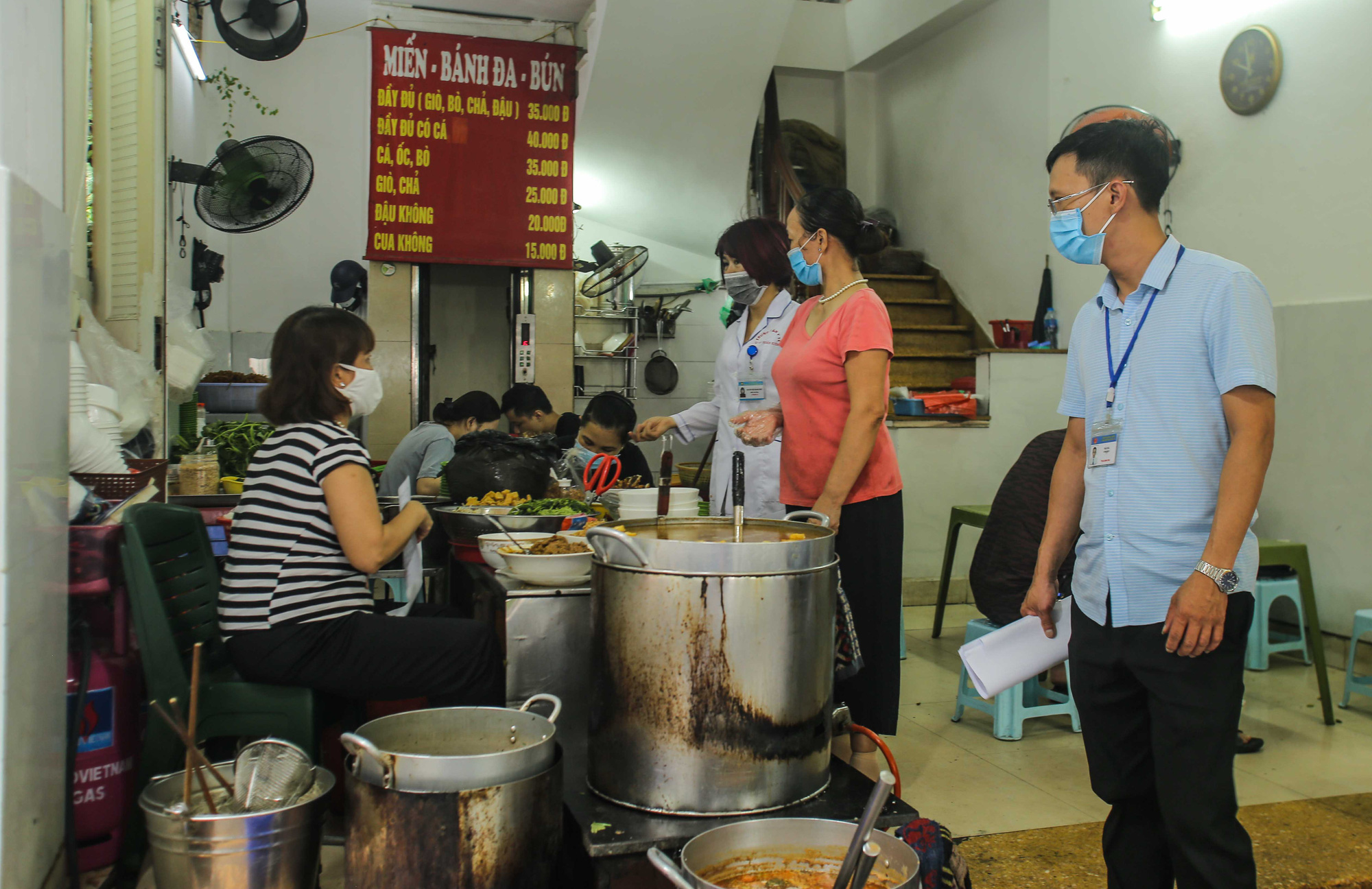 Nhiều h&agrave;ng qu&aacute;n vẫn lơ l&agrave; trong ph&ograve;ng chống dịch Covid-19 - Ảnh 7.