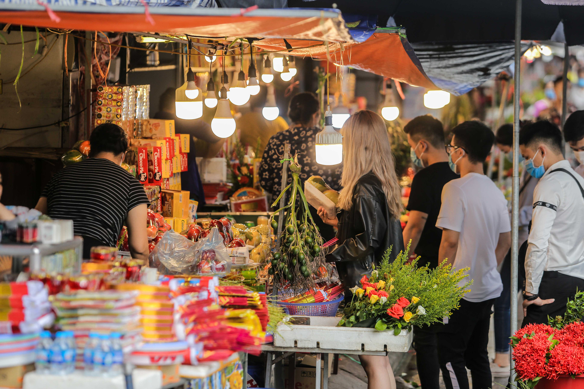 Người d&acirc;n H&agrave; Nội đổ x&ocirc; tới phủ T&acirc;y Hồ bất chấp lệnh cấm tụ tập - Ảnh 2.