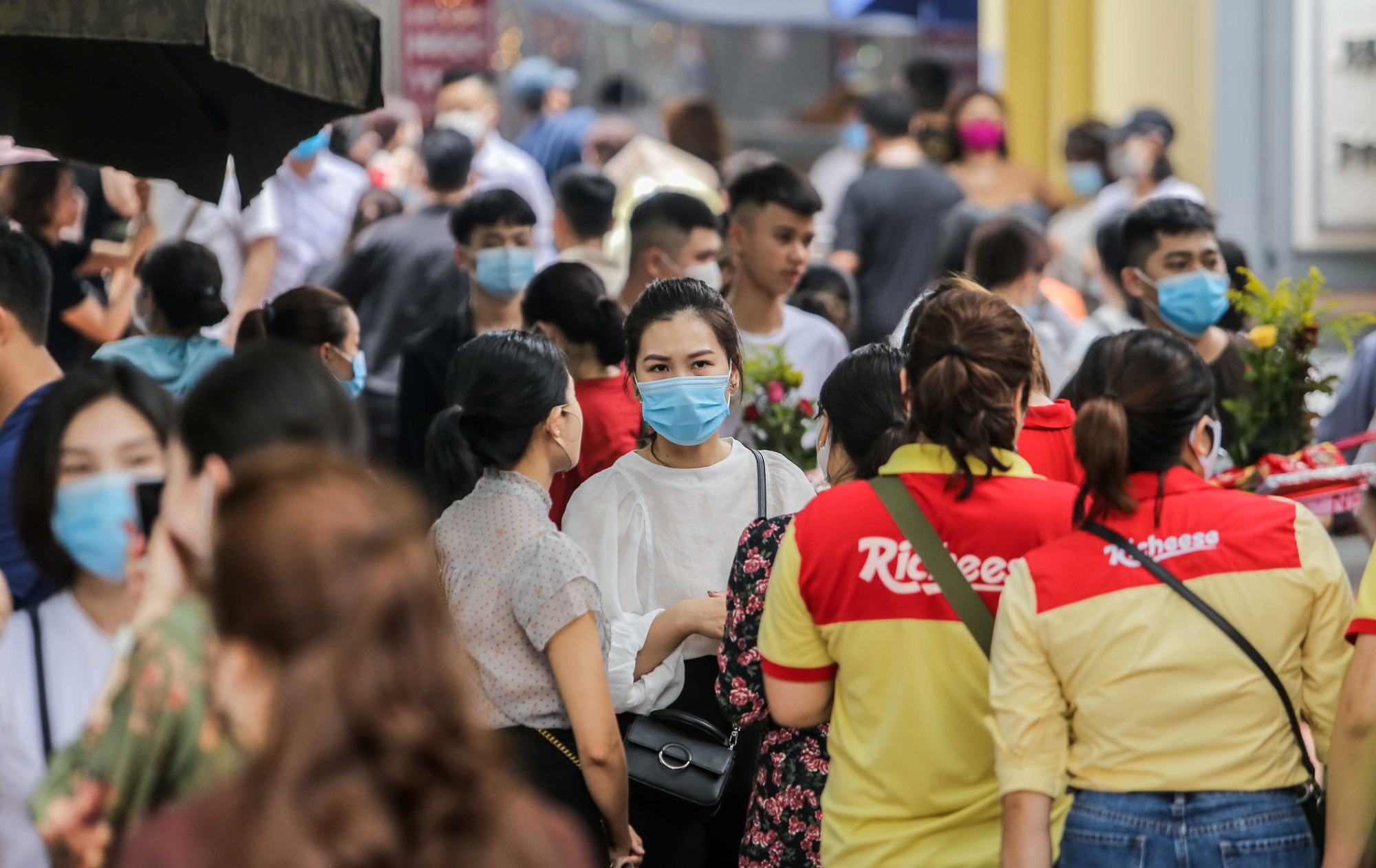 Người d&acirc;n H&agrave; Nội đổ x&ocirc; tới phủ T&acirc;y Hồ bất chấp lệnh cấm tụ tập - Ảnh 4.