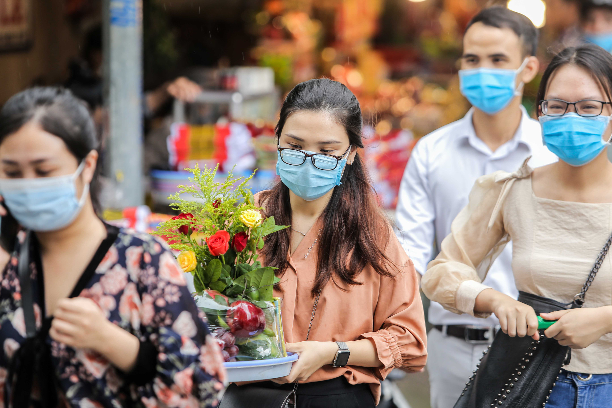 Người d&acirc;n H&agrave; Nội đổ x&ocirc; tới phủ T&acirc;y Hồ bất chấp lệnh cấm tụ tập - Ảnh 3.