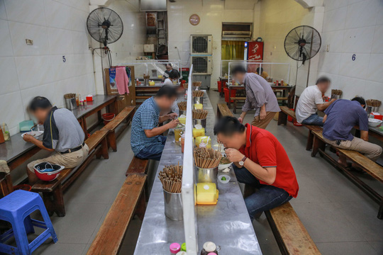 Nhiều h&agrave;ng qu&aacute;n vẫn lơ l&agrave; trong ph&ograve;ng chống dịch Covid-19 - Ảnh 9.