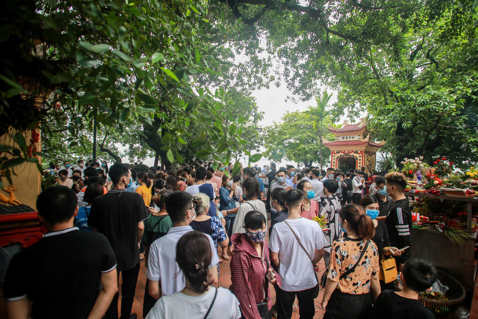 Người d&acirc;n H&agrave; Nội đổ x&ocirc; tới phủ T&acirc;y Hồ bất chấp lệnh cấm tụ tập - Ảnh 6.