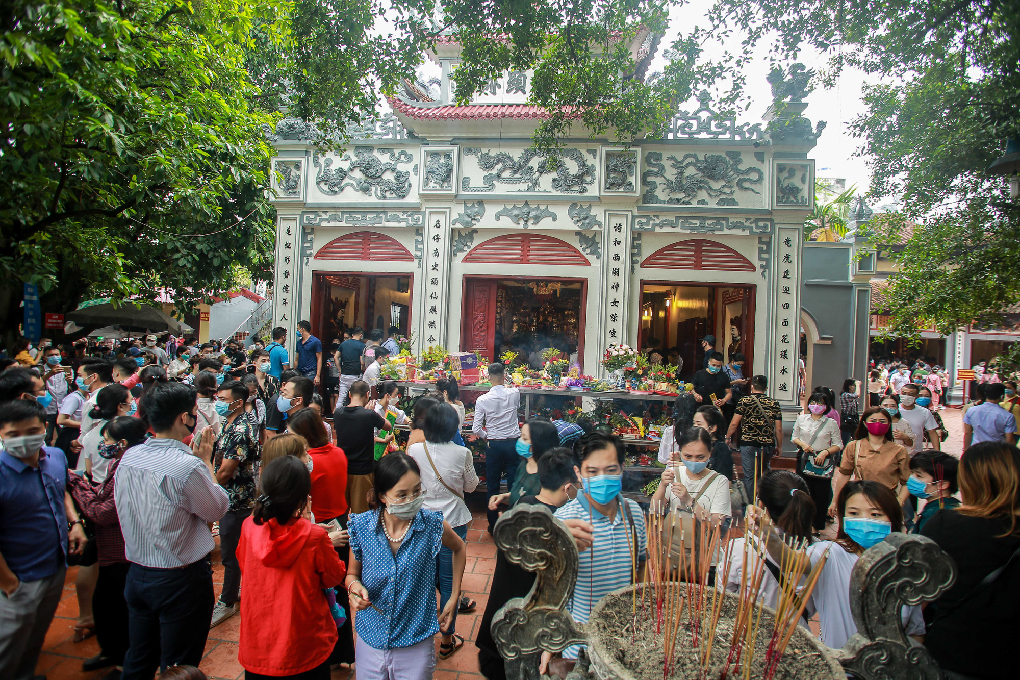Hà Nội: Người dân đổ xô tới phủ Tây Hồ bất chấp lệnh cấm tụ tập đông người