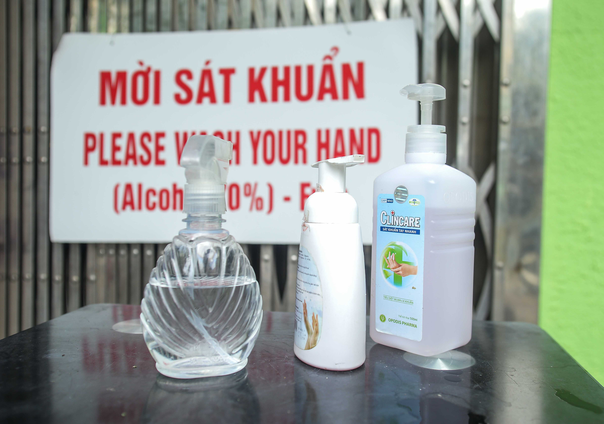 Nhiều h&agrave;ng qu&aacute;n vẫn lơ l&agrave; trong ph&ograve;ng chống dịch Covid-19 - Ảnh 14.