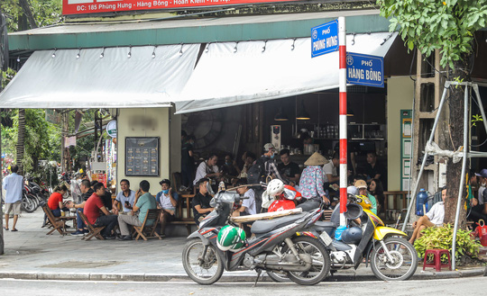 Nhiều h&agrave;ng qu&aacute;n vẫn lơ l&agrave; trong ph&ograve;ng chống dịch Covid-19 - Ảnh 2.
