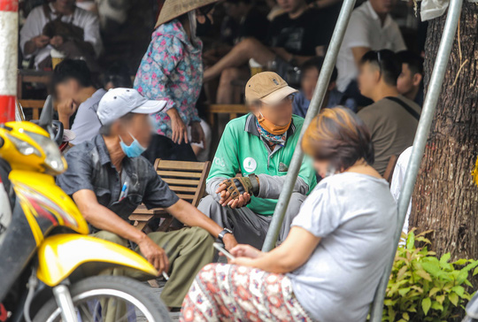 Nhiều h&agrave;ng qu&aacute;n vẫn lơ l&agrave; trong ph&ograve;ng chống dịch Covid-19 - Ảnh 3.