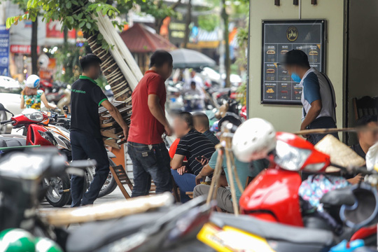 Nhiều h&agrave;ng qu&aacute;n vẫn lơ l&agrave; trong ph&ograve;ng chống dịch Covid-19 - Ảnh 4.