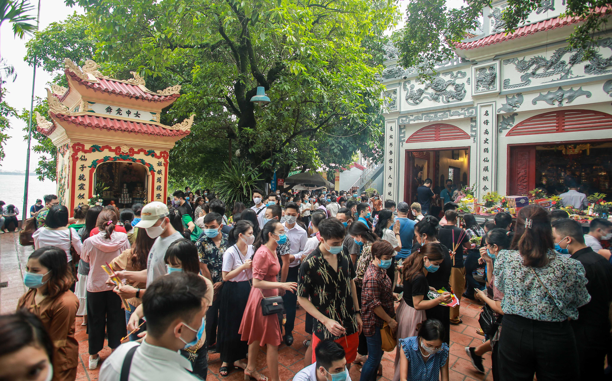 Người d&acirc;n H&agrave; Nội đổ x&ocirc; tới phủ T&acirc;y Hồ bất chấp lệnh cấm tụ tập - Ảnh 13.