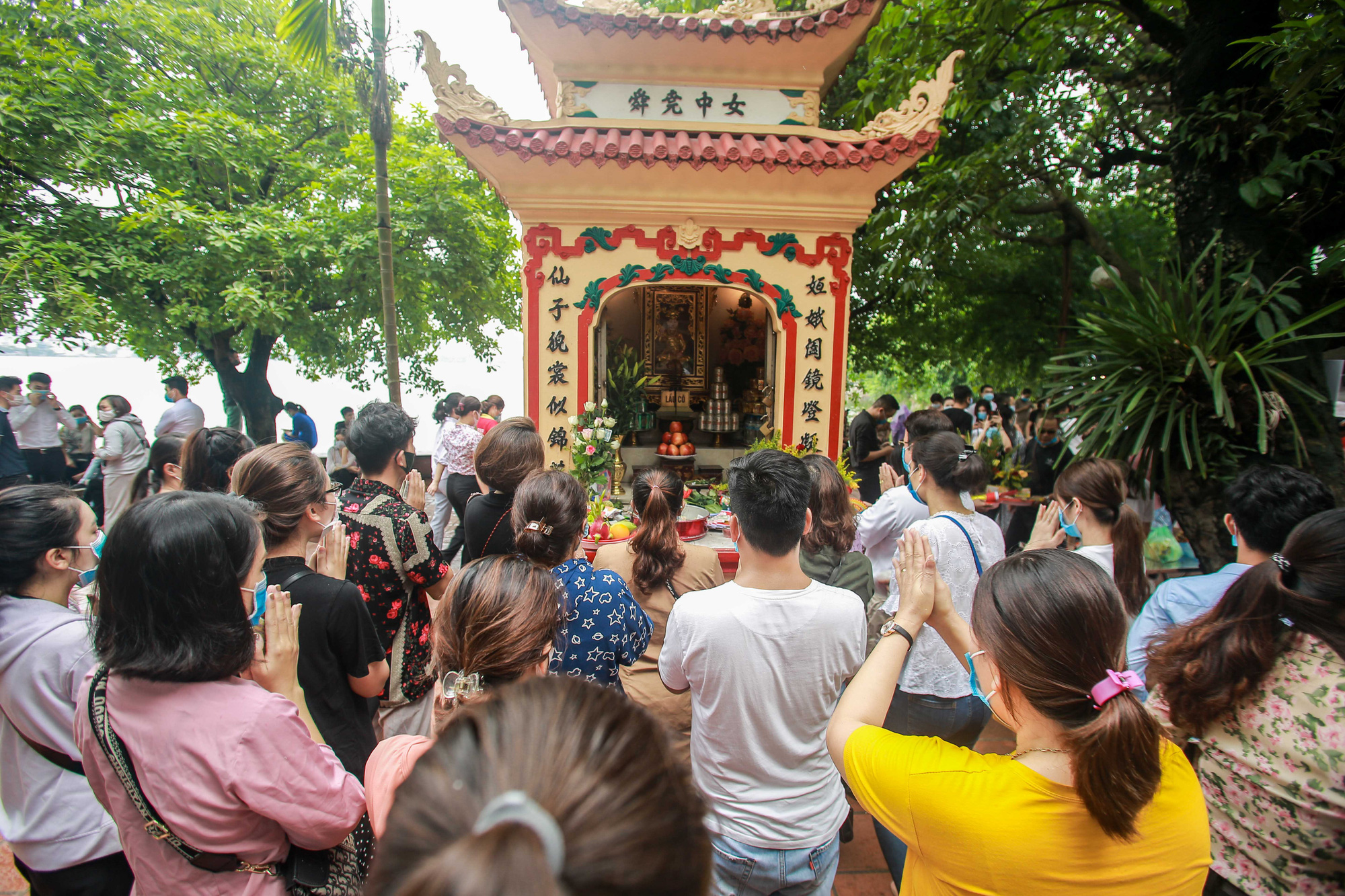 Người d&acirc;n H&agrave; Nội đổ x&ocirc; tới phủ T&acirc;y Hồ bất chấp lệnh cấm tụ tập - Ảnh 15.