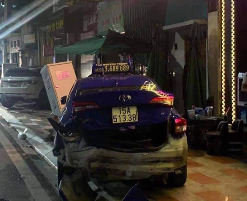 Xe sang Lexus g&acirc;y tai nạn li&ecirc;n ho&agrave;n, nữ c&ocirc;ng an phường tử nạn - Ảnh 3.