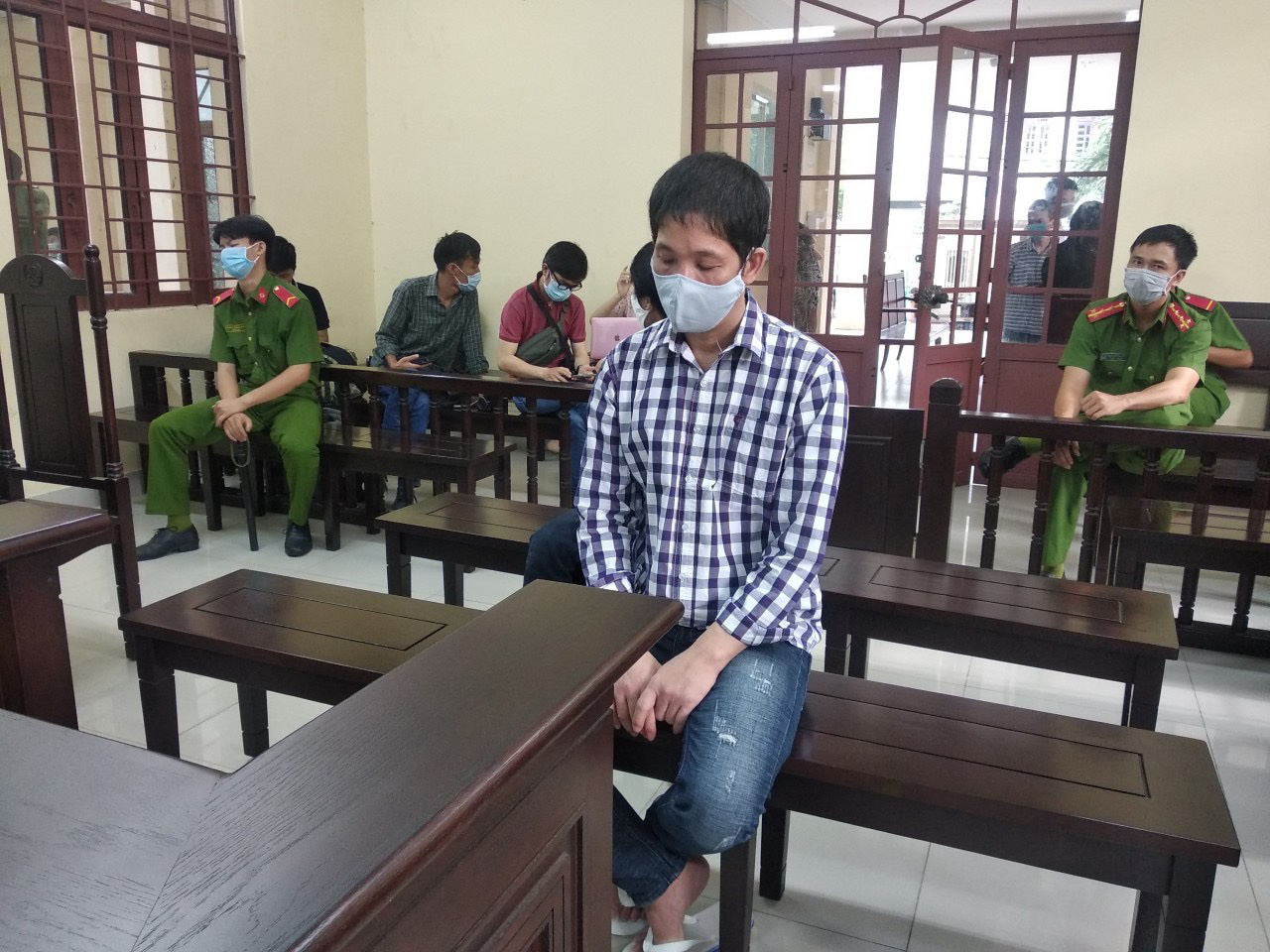 Cha dượng bạo hành dã man làm cháu bé mang thương tật 47%