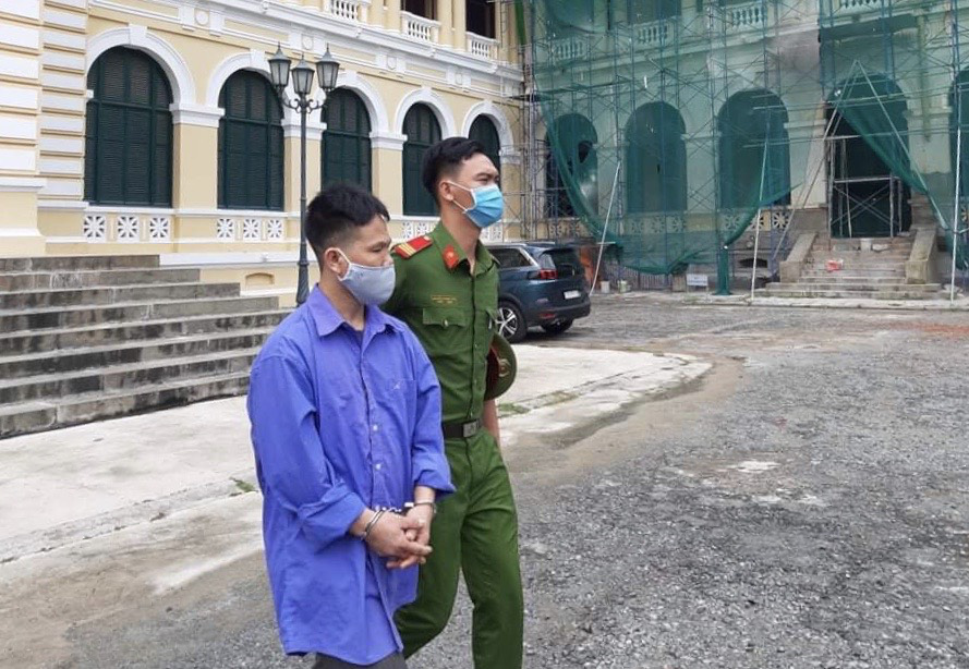 Hiếp dâm không thành quay sang… năn nỉ, chém người