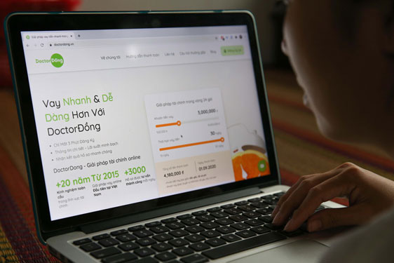 Cạm bẫy vay tiêu dùng lãi suất "cắt cổ"