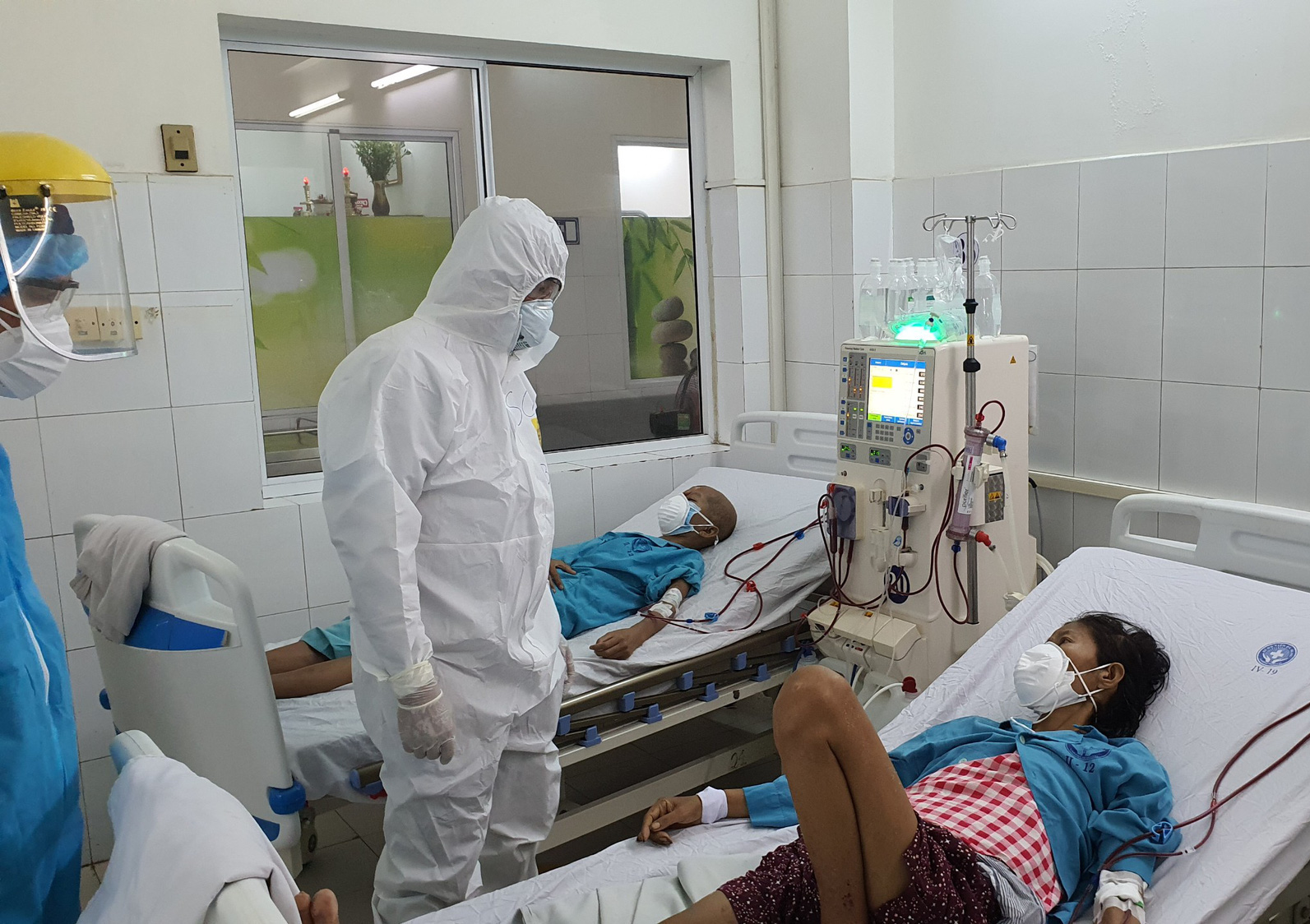 1 bác sĩ và 4 người khỏi Covid-19 tình nguyện hiến huyết tương điều trị bệnh nhân nặng