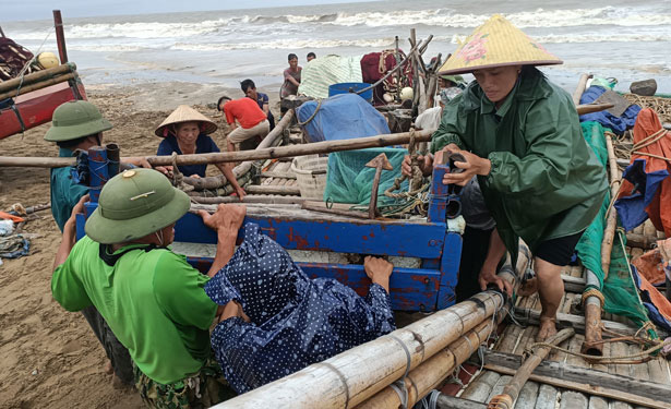B&atilde;o số 2 suy yếu th&agrave;nh &aacute;p thấp khi đổ bộ đất liền - Ảnh 1.