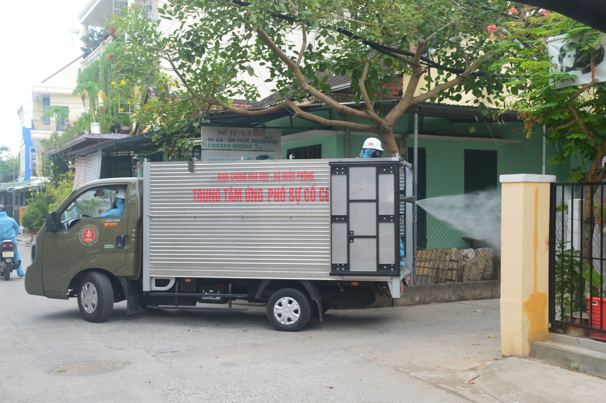 Qu&acirc;n đội phun h&oacute;a chất khử khuẩn Hội An v&agrave; 4 huyện thị ở Quảng Nam - Ảnh 2.
