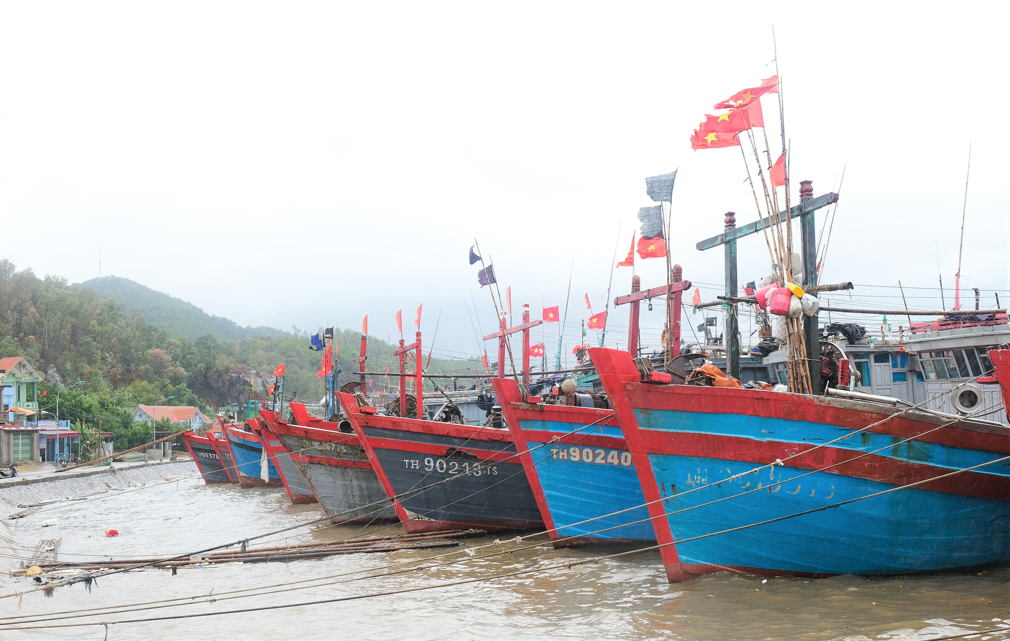 Ngư d&acirc;n Thanh H&oacute;a hối hả đưa t&agrave;u, b&egrave; v&agrave;o bờ trước giờ b&atilde;o số 2 đổ bộ - Ảnh 3.