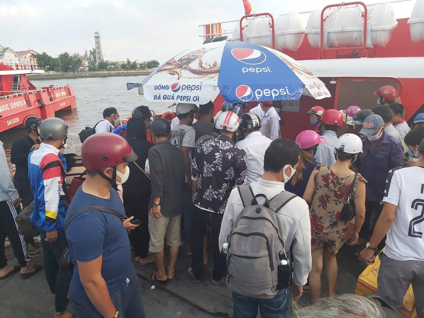 H&agrave;nh kh&aacute;ch vui mừng khi t&agrave;u cao tốc ra, v&agrave;o Ph&uacute; Quốc hoạt động trở lại - Ảnh 1.
