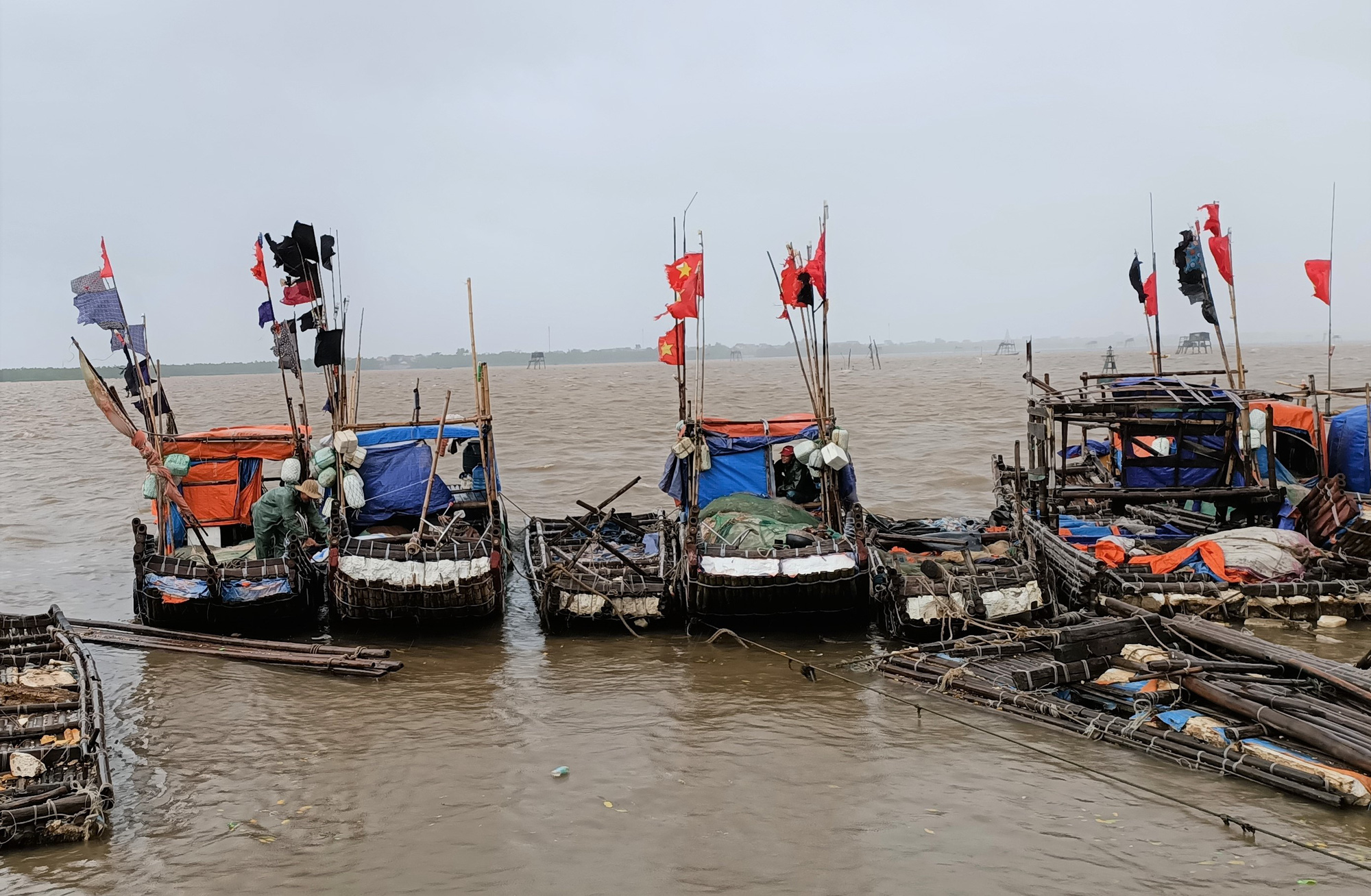 Ngư d&acirc;n Thanh H&oacute;a hối hả đưa t&agrave;u, b&egrave; v&agrave;o bờ trước giờ b&atilde;o số 2 đổ bộ - Ảnh 5.