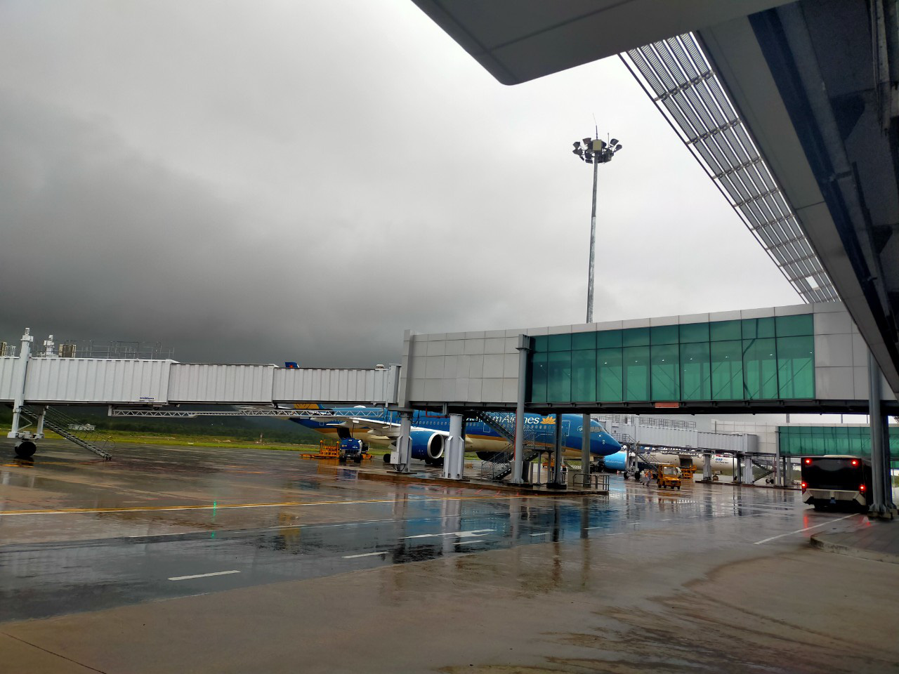 Hủy hàng chục chuyến bay do bão số 2