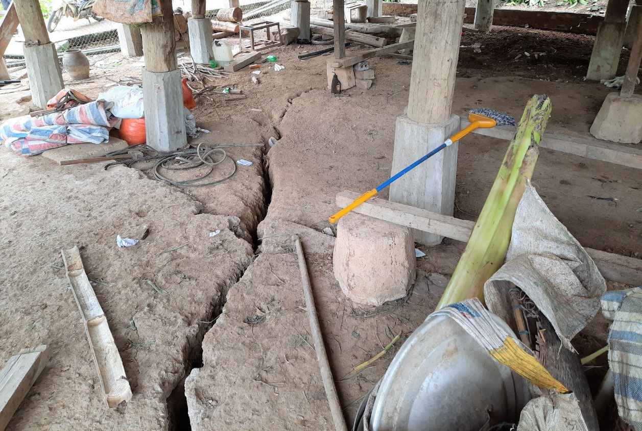 Đất nứt toác, 23 hộ dân phải di dời khẩn cấp