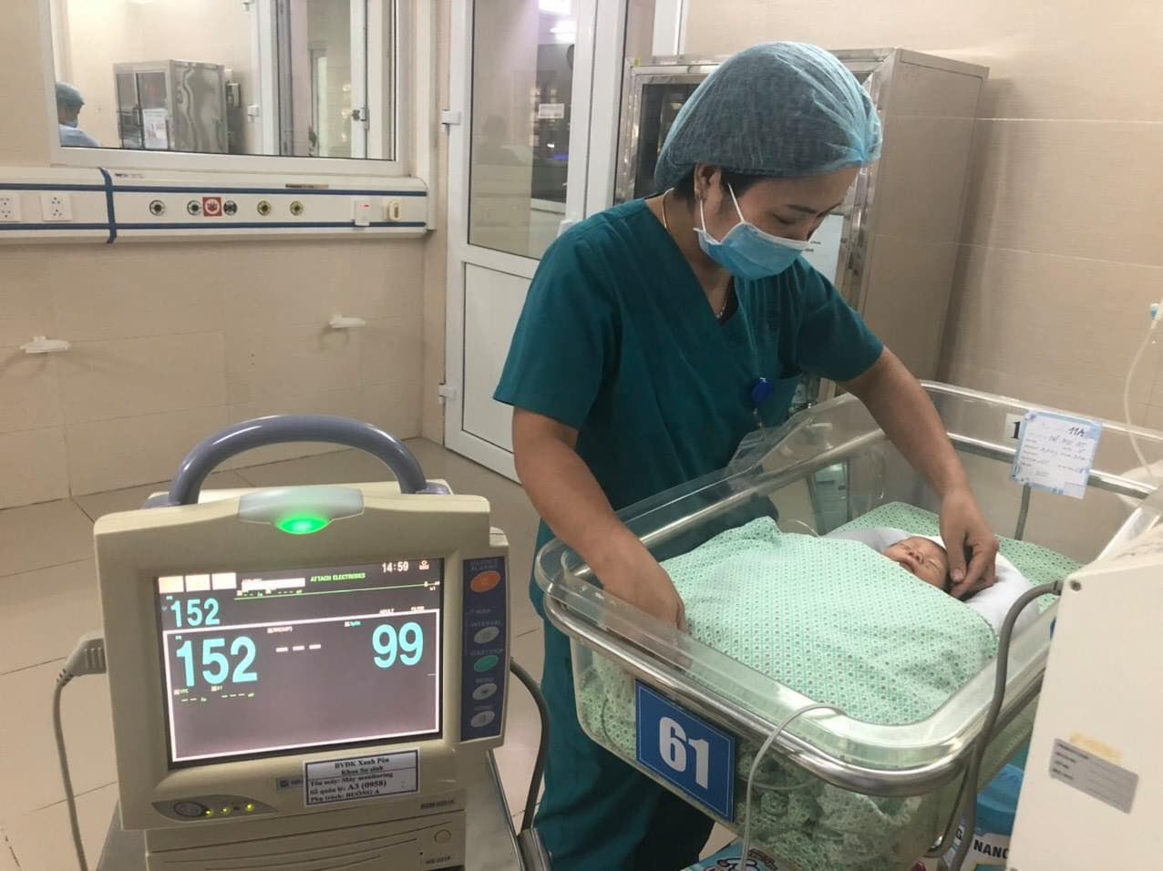 Thông tin mới nhất về sức khỏe bé sơ sinh bị bỏ giữa khe tường