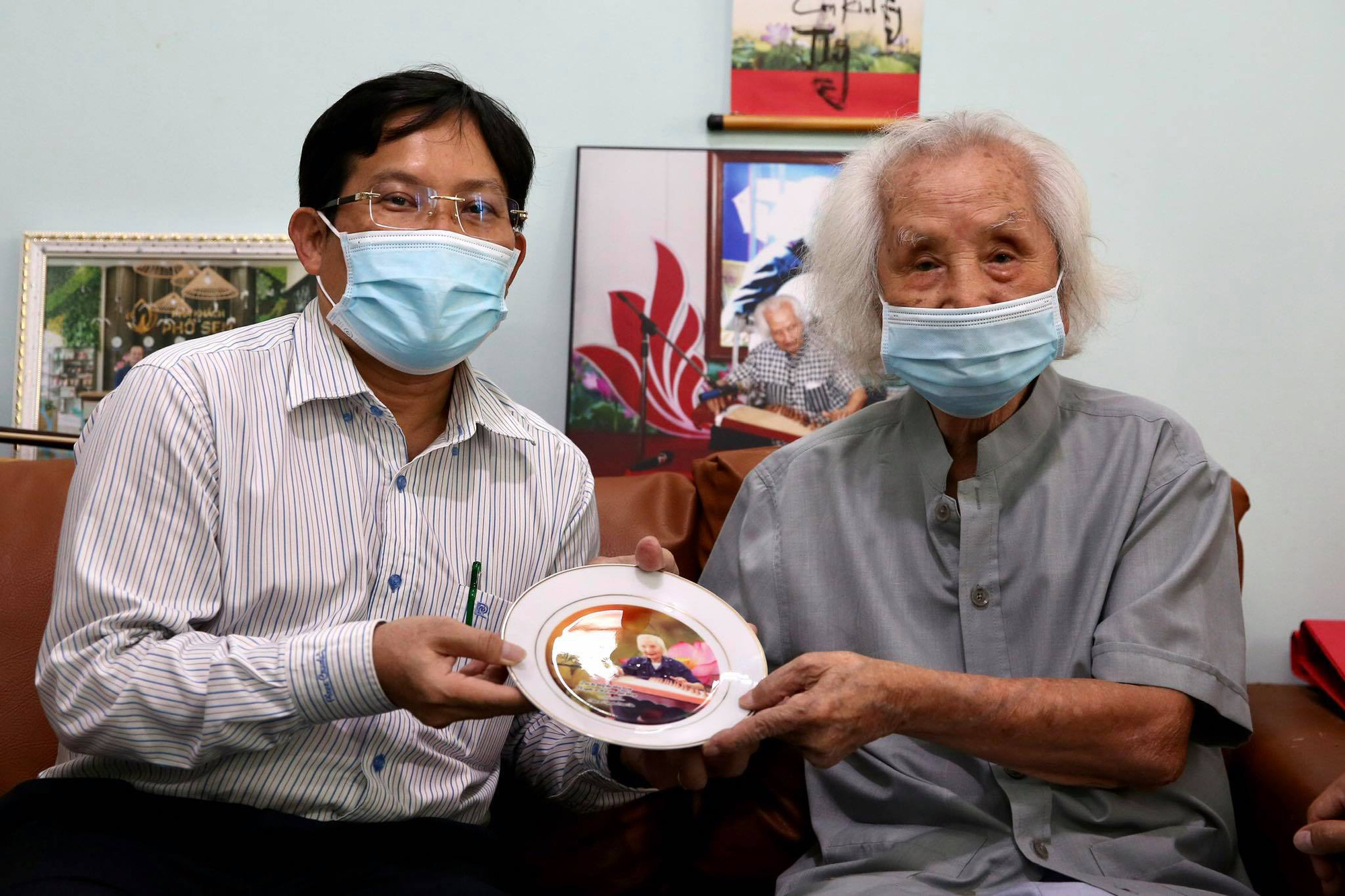 Mai V&agrave;ng nh&acirc;n &aacute;i thăm nhạc sư Nguyễn Vĩnh Bảo, nghe Dạ cổ ho&agrave;i lang - Ảnh 4.