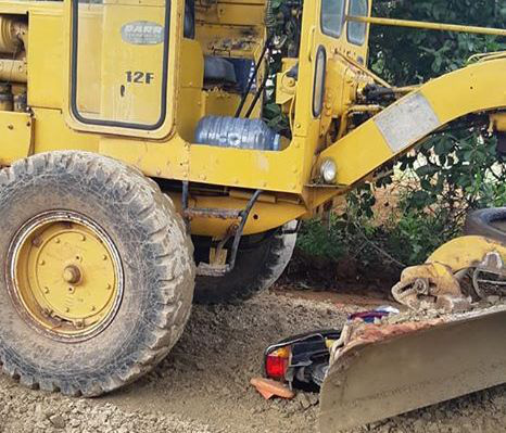 Nam sinh tử vong dưới gầm xe ủi sau khi nhận quà năm học mới
