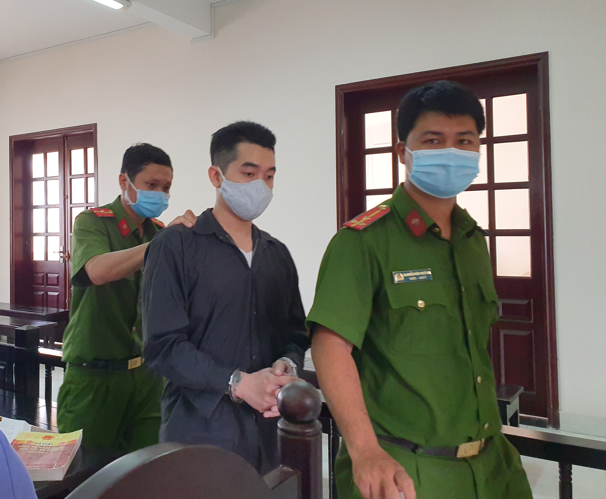 Gã đàn ông đưa bé gái vô khách sạn rồi đổ do mình bị dụ dỗ!?
