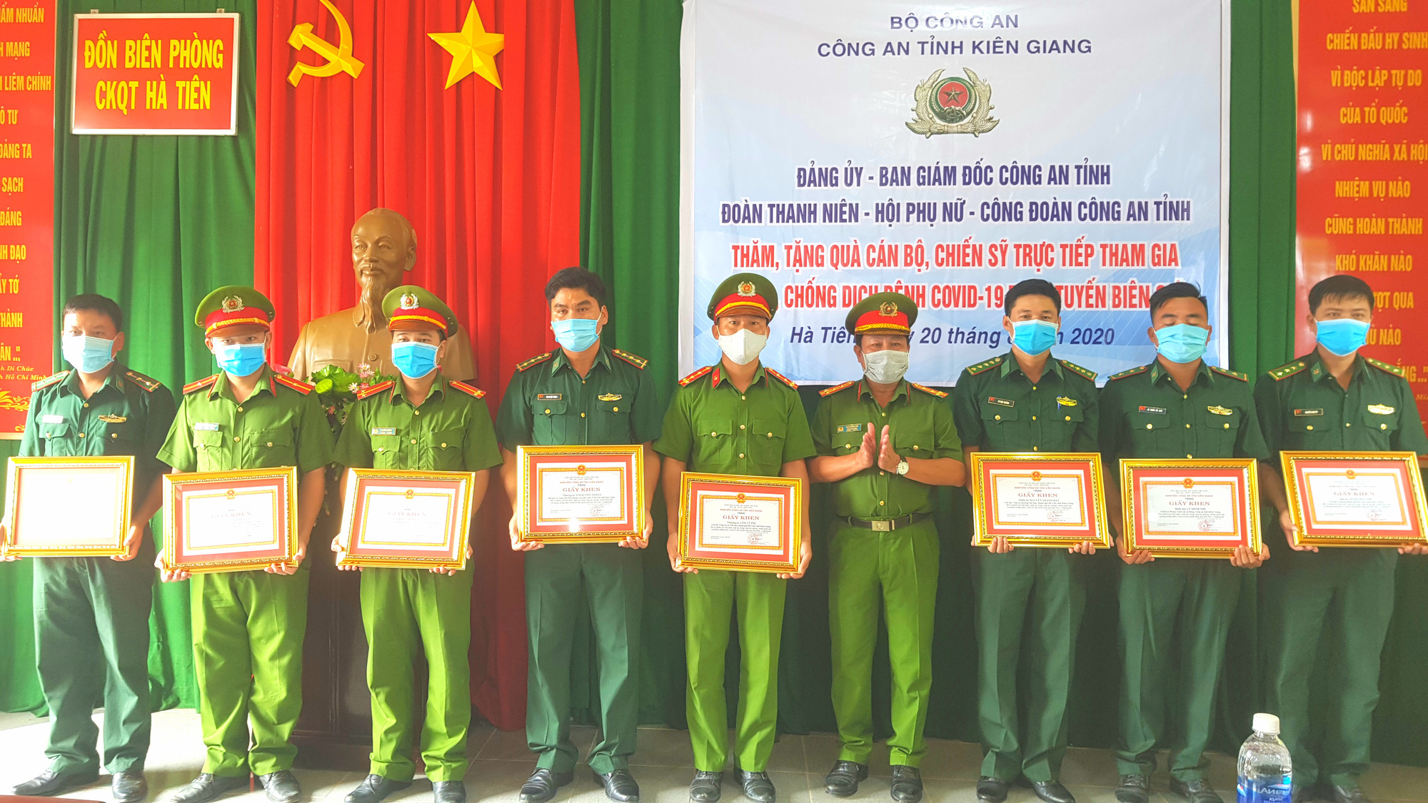 Tiếp sức chiến sĩ ph&ograve;ng, chống dịch Covid-19 tr&ecirc;n tuyến bi&ecirc;n giới - Ảnh 3.