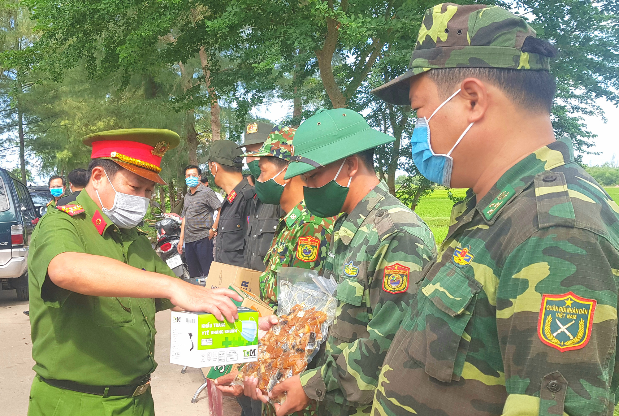 Tiếp sức chiến sĩ ph&ograve;ng, chống dịch Covid-19 tr&ecirc;n tuyến bi&ecirc;n giới - Ảnh 1.