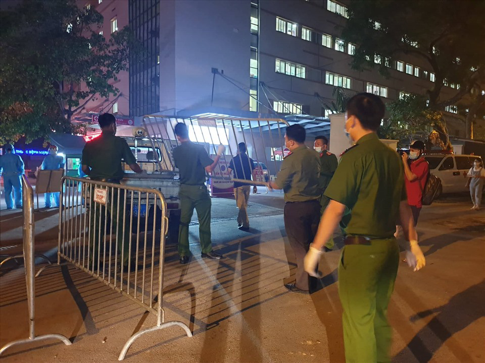 Cận cảnh phong toả, khử khuẩn Bệnh viện E Trung ương ngay trong đ&ecirc;m - Ảnh 2.
