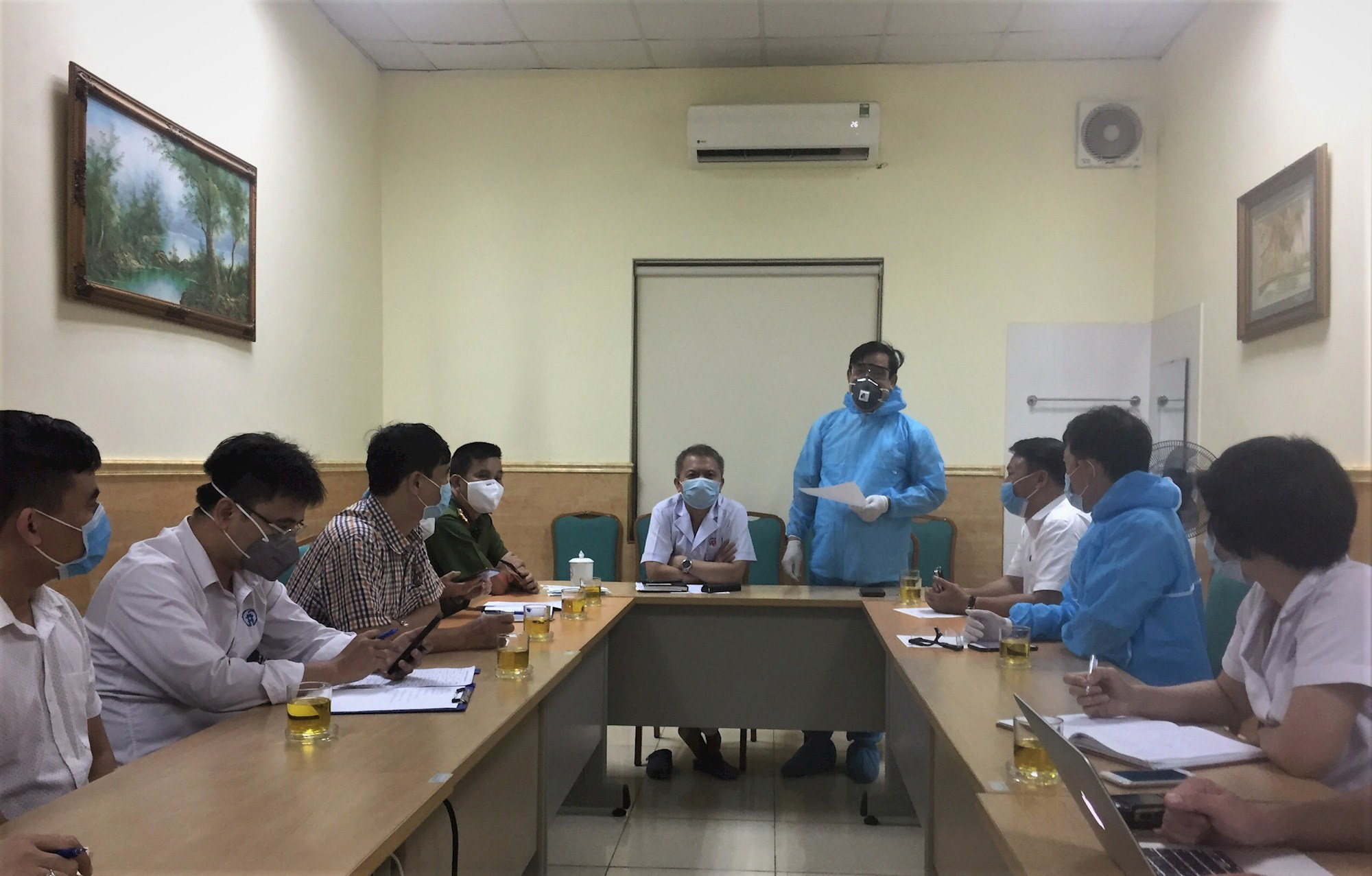 Cận cảnh phong toả, khử khuẩn Bệnh viện E Trung ương ngay trong đ&ecirc;m - Ảnh 6.