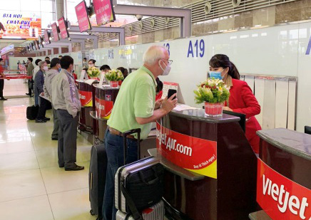 Chuẩn bị về nhà ăn Tết, lo gì xách nặng