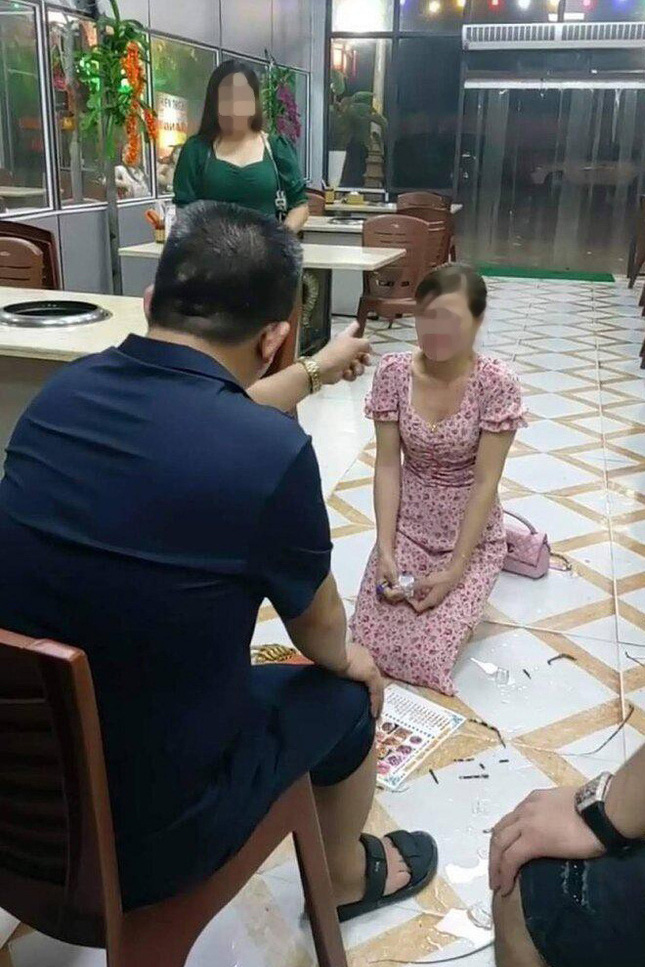 Chủ quán bắt cô gái quỳ xin lỗi vì chê đồ ăn mất vệ sinh khai gì tại cơ quan công an? - Ảnh 1.