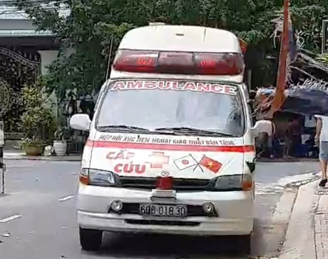 Xử phạt &ldquo;xe cứu thương&rdquo; hú còi đi đòi nợ khiến người d&acirc;n nhầm tưởng xe chở bệnh nh&acirc;n c&aacute;ch ly - Ảnh 1.
