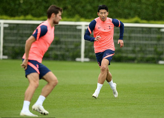 Ng&ocirc;i sao tuyển Anh bị c&aacute;ch ly, bỏ lỡ buổi tập đầu ti&ecirc;n của Tottenham - Ảnh 2.