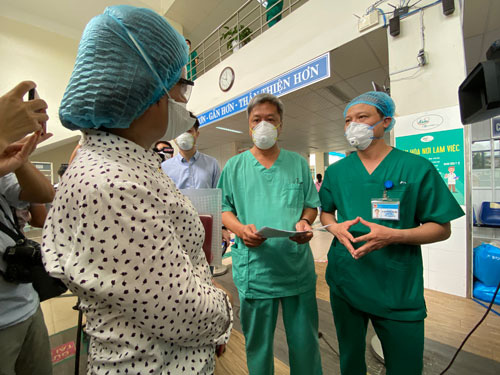 Thứ trưởng Bộ Y tế Nguyễn Trường Sơn nói về vũ khí chống lại Covid-19 - Ảnh 1.
