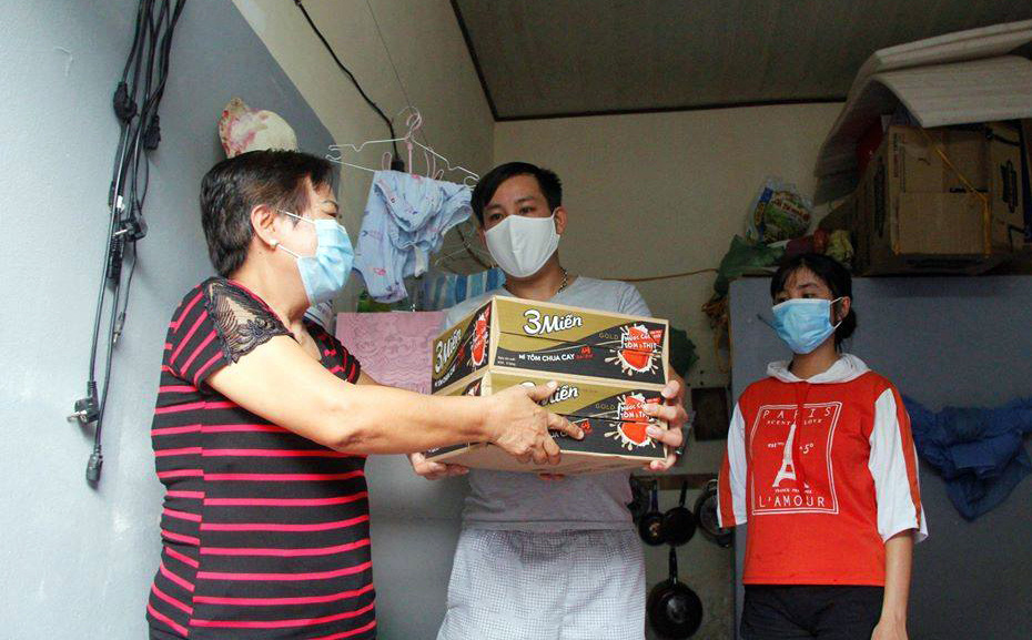 San sẻ khó khăn với công nhân ở trọ