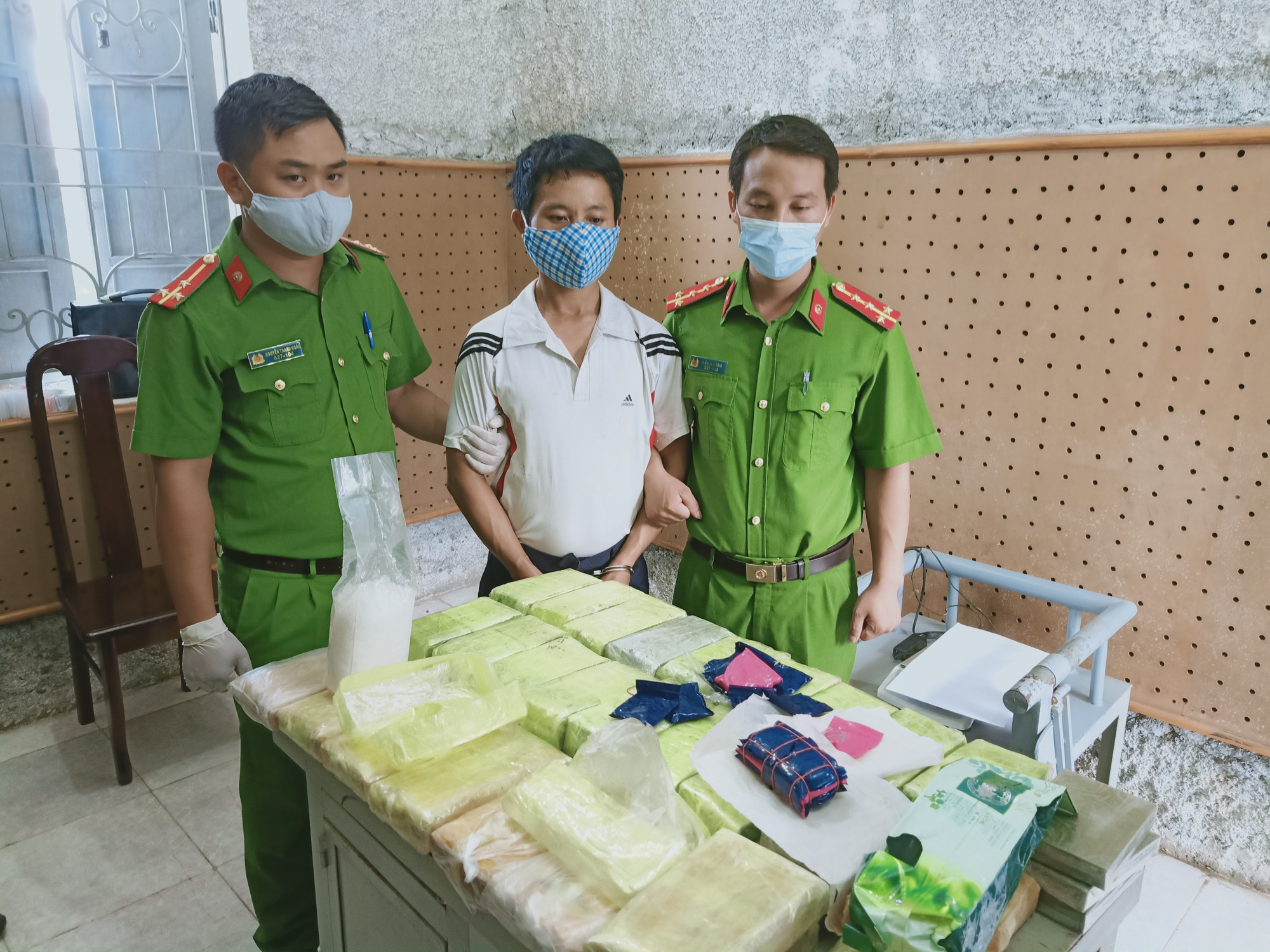 Ph&aacute; 2 chuy&ecirc;n &aacute;n khủng, thu giữ 53 b&aacute;nh heroin v&agrave; 25 kg ma t&uacute;y c&aacute;c loại - Ảnh 2.