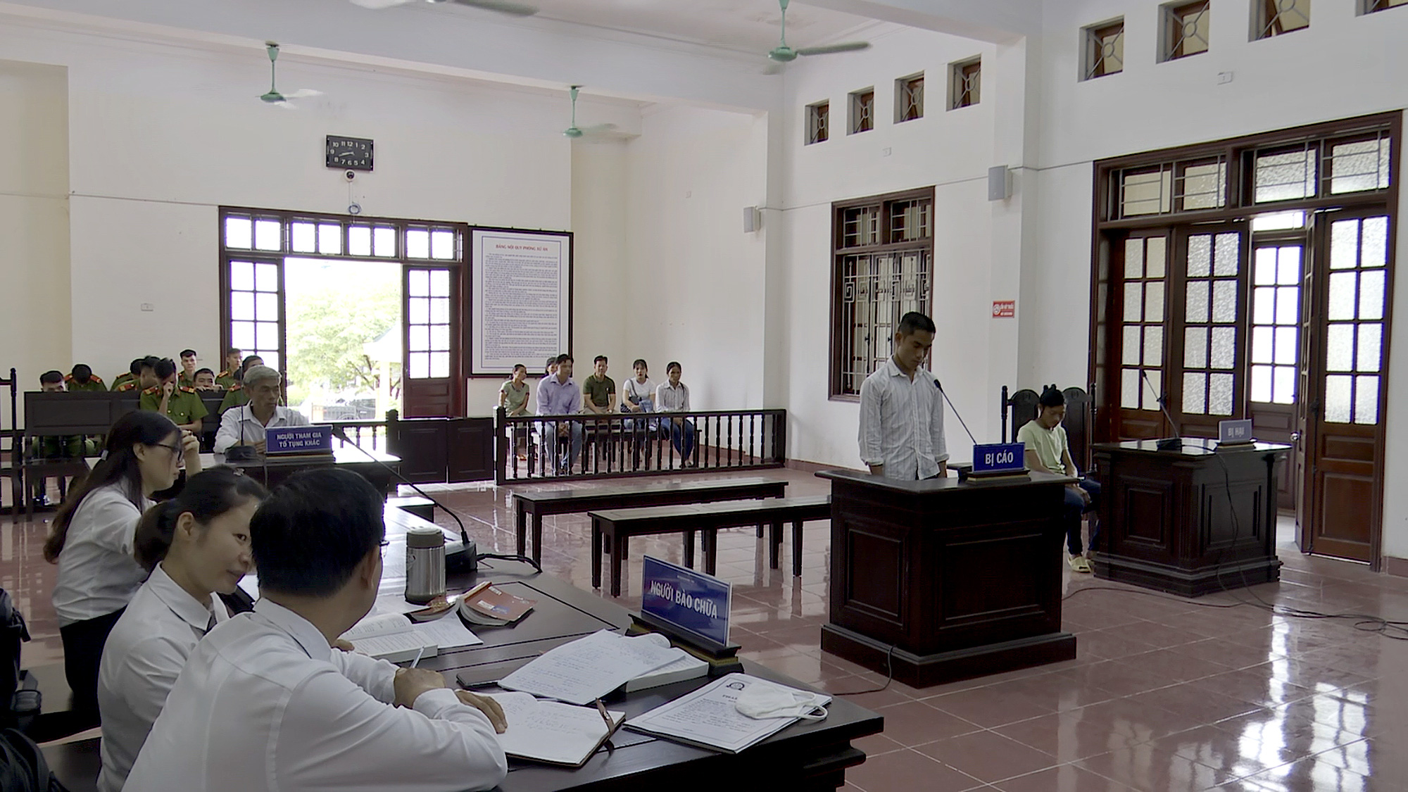 Thấy bé gái 4 tuổi đứng trước cổng vắng người, nam thanh niên liền nổi thú tính - Ảnh 2.