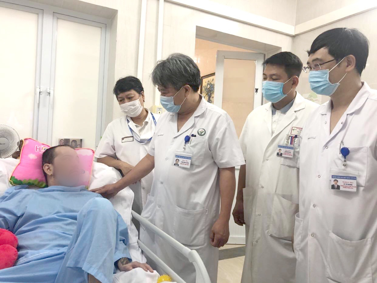 Mẹ bệnh nhân người Mỹ gửi thư cảm ơn bác sĩ Việt đã cứu sống con trai - Ảnh 1.