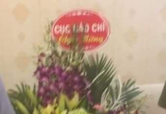 Xác minh người đàn ông mang lẵng hoa ghi "Cục Báo chí chúc mừng" đi tặng công an
