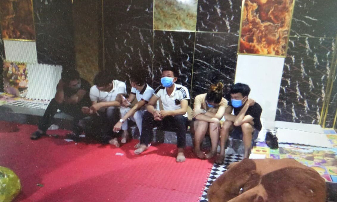14 nam nữ làm gì trong căn phòng khóa trái cửa ở tầng hầm quán karaoke?