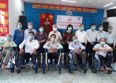 Quỹ Lawrence S. Ting trao tặng 230 chiếc xe lăn, xe lắc tình thương cho người khuyết tật