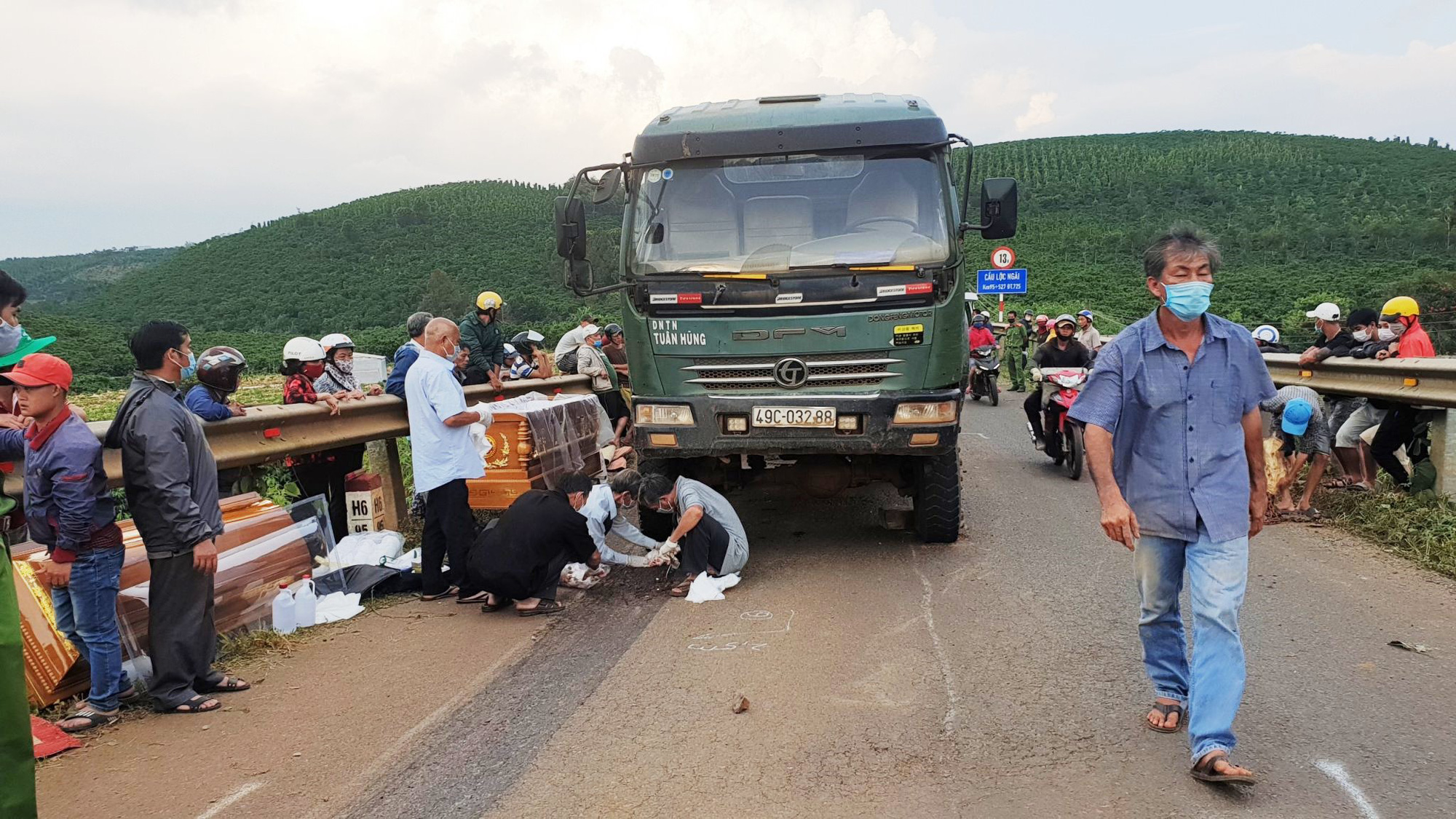 Xe ben tuột dốc, cán qua người phụ nữ chết thảm