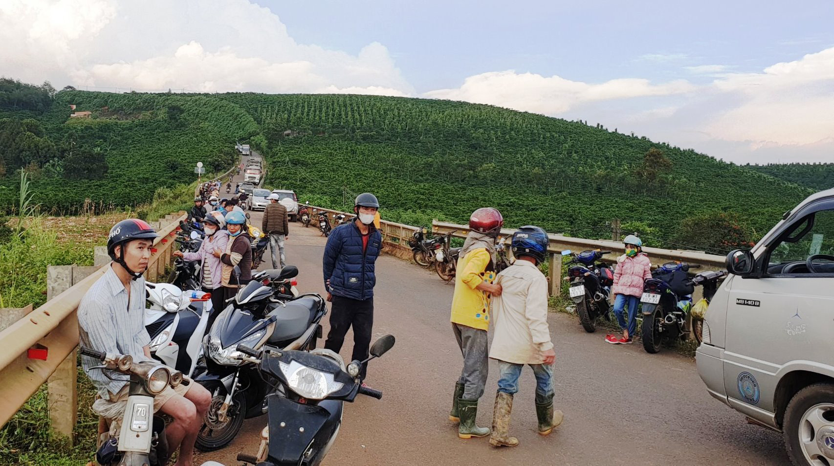 Tai nạn do xe ben mất thắng tuột dốc, cán qua người phụ nữ chết thảm - Ảnh 2.