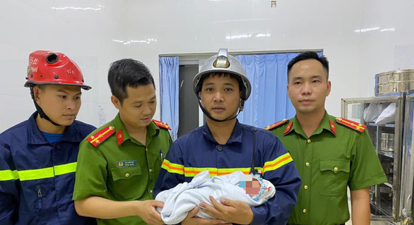 Vụ nữ sinh viên bỏ rơi con ở khe tường hẹp: Có người xưng là ông ngoại đến xin nhận cháu