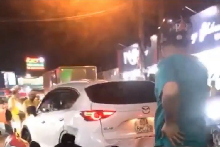 [Clip]: C&ocirc;ng an Đồng Nai rượt đuổi kẻ ng&aacute;o đ&aacute; trộm xe &ocirc; t&ocirc;, t&ocirc;ng xe cảnh s&aacute;t - Ảnh 2.